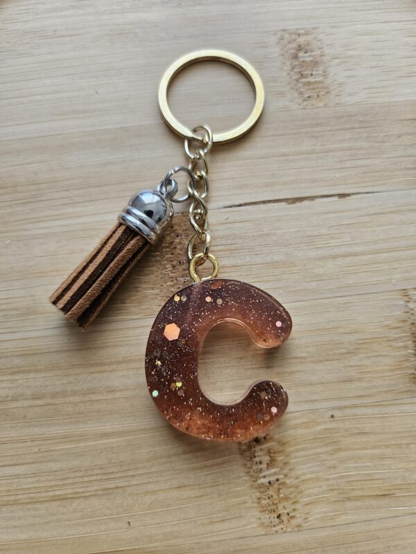 Porte clé initiale C marron en résine epoxy