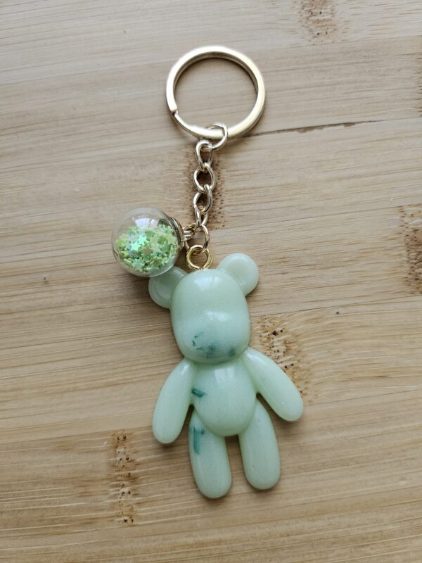 porte clé nounours long vert en résine epoxy