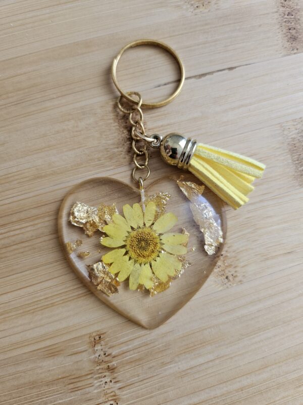 Porte clé coeur transparent fleur jaune en résine epoxy