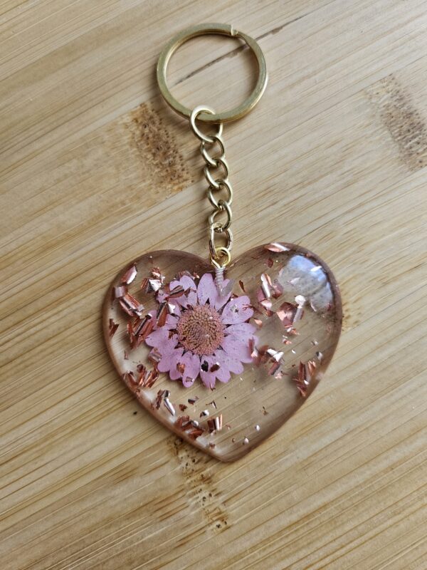 Porte clé coeur transparent fleur rose en résine epoxy