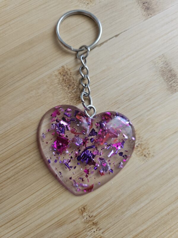 Porte clé coeur transparent feuille violette rose fuschia en résine epoxy