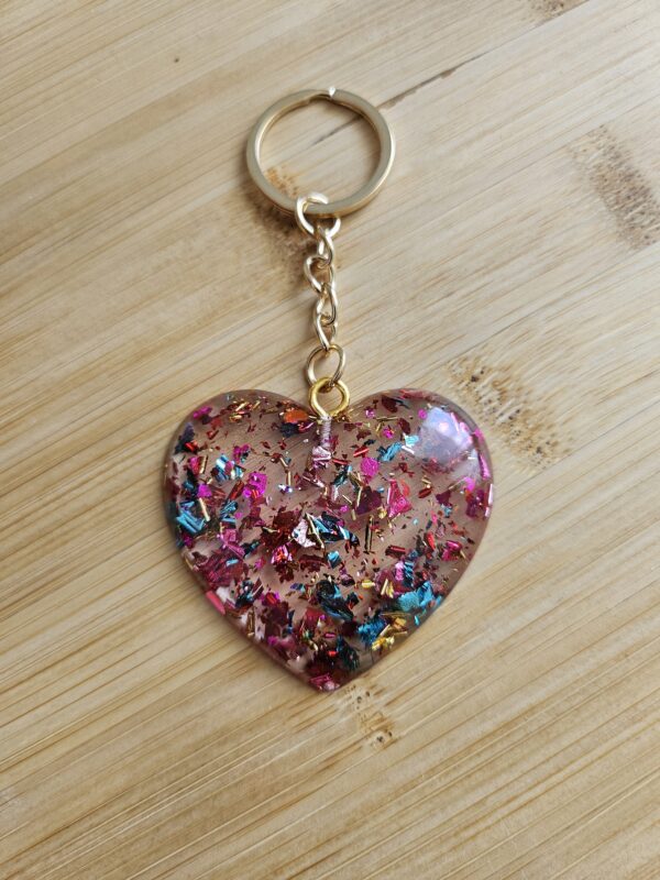 Porte clé coeur transparent feuille multicolore en résine epoxy