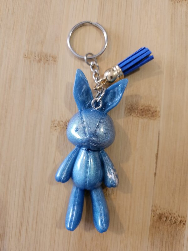 porte clé lapin bleu gris en résine epoxy