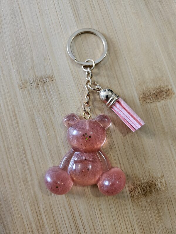 porte clé nounours assis rose en résine epoxy