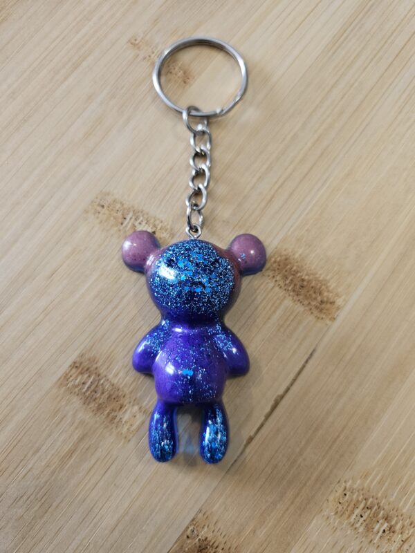 porte clé nounours long bleu violet en résine epoxy