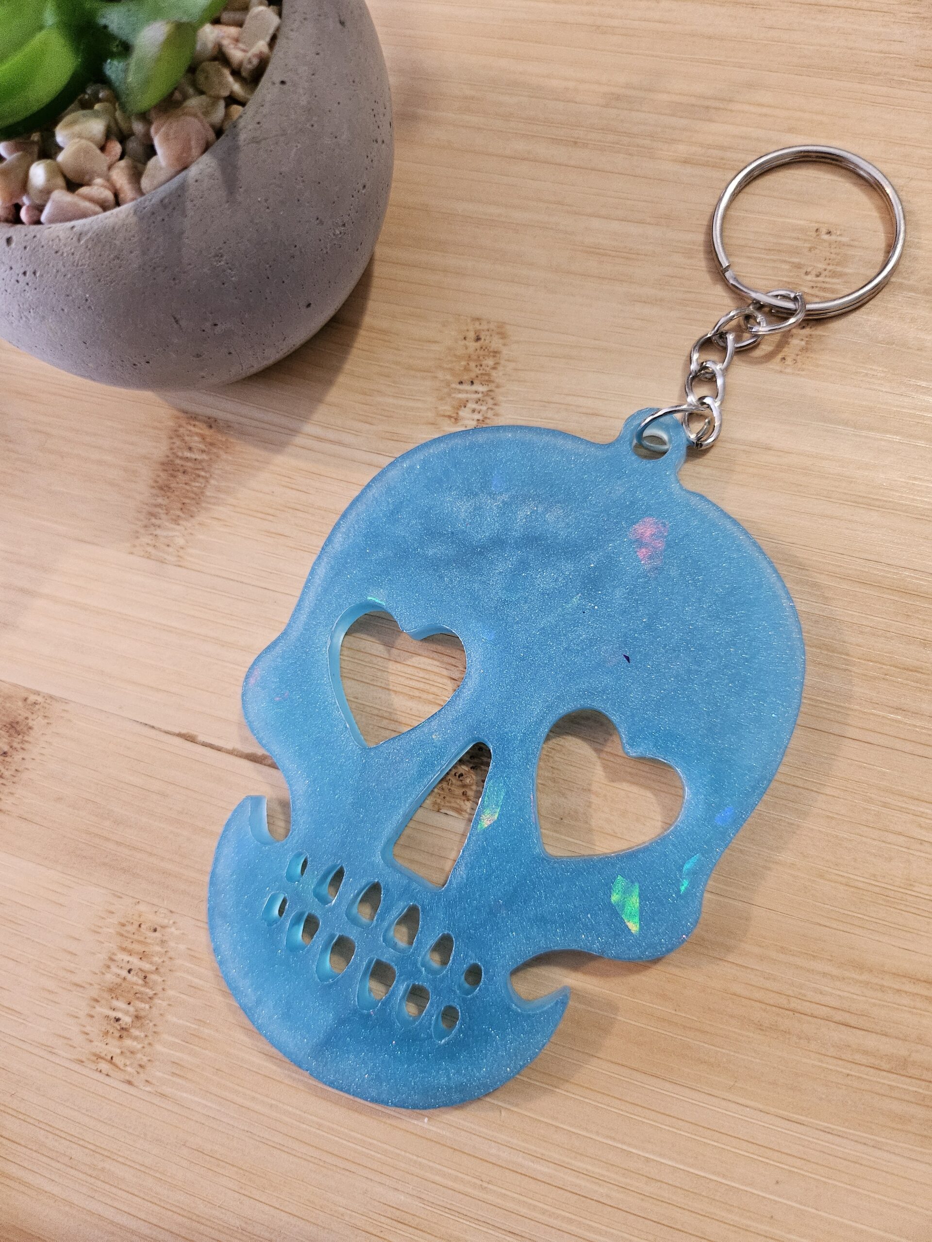 Porte clé skull holographique bleu en résine epoxy