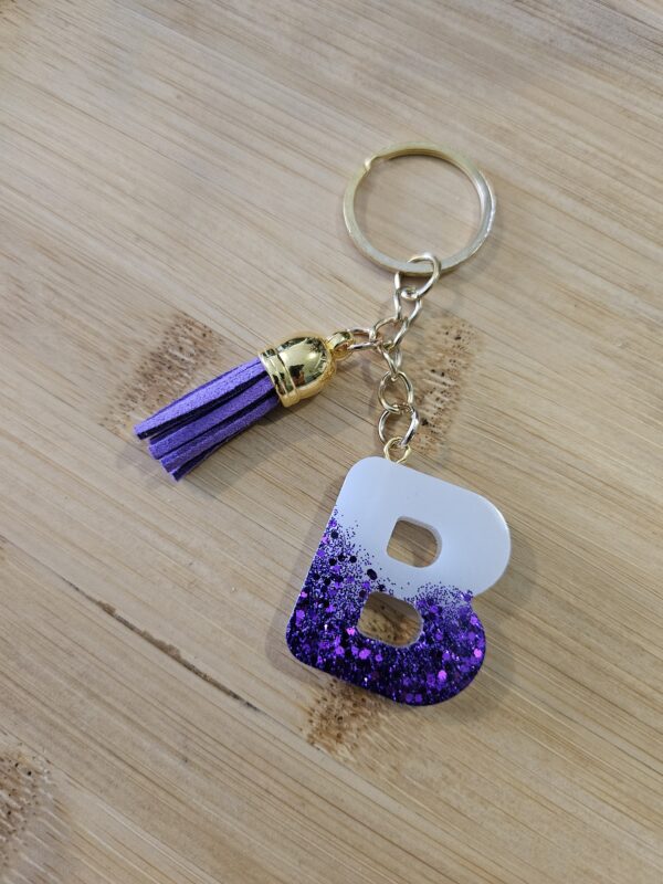 Porte clé initiale B blanc paillette violette en résine epoxy