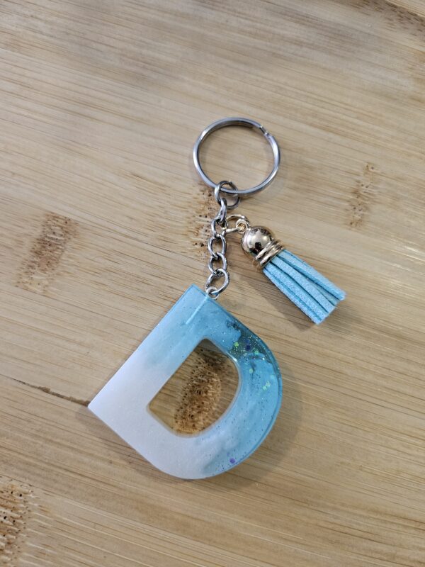 Porte clé initiale D blanc turquoise en résine epoxy