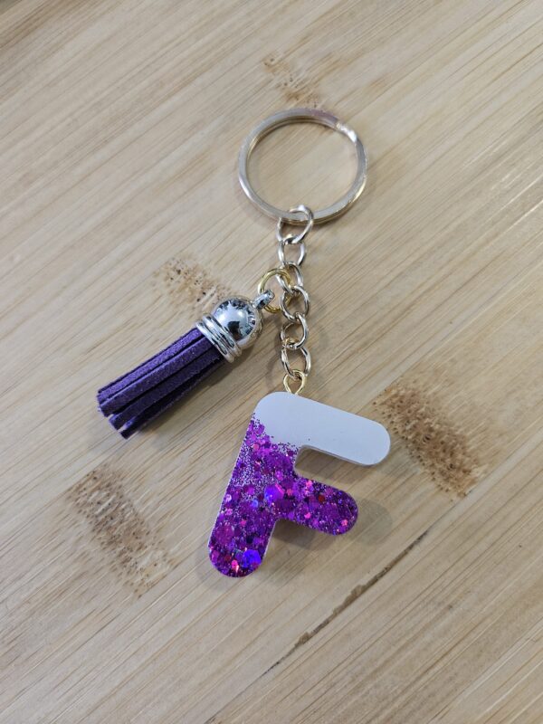 Porte clé initiale F blanc paillette violette en résine epoxy