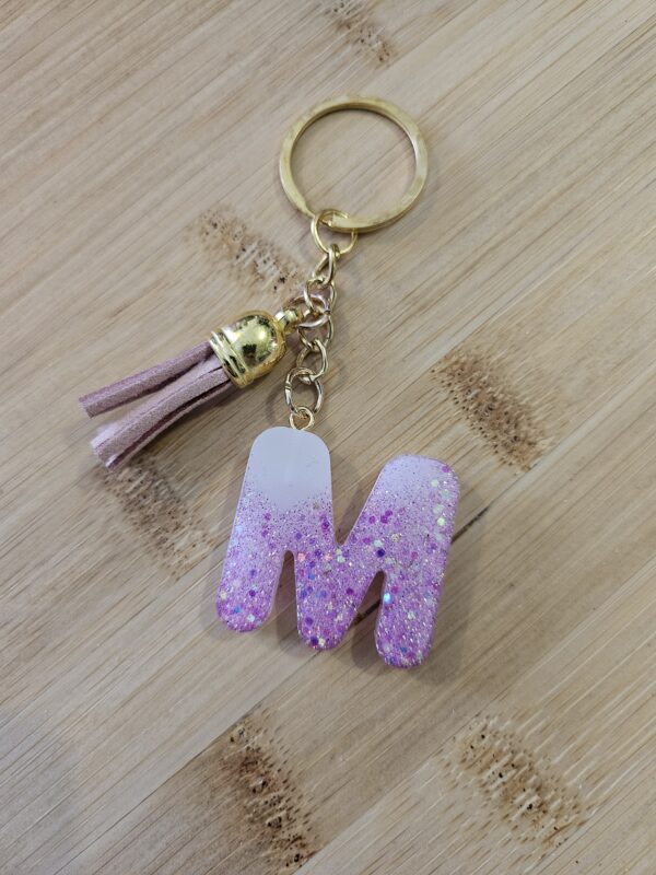 Porte clé initiale M blanc paillette violette en résine epoxy