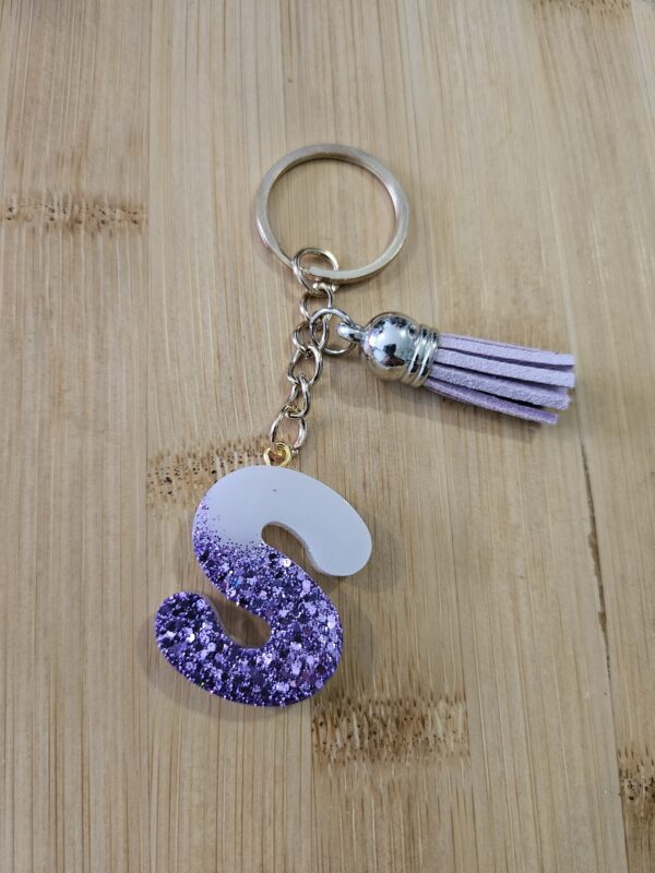 Porte clé initiale S blanc paillette violette en résine epoxy