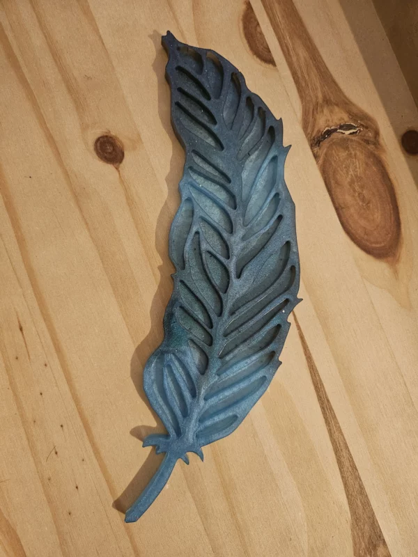 figurine plume bleu en résine epoxy