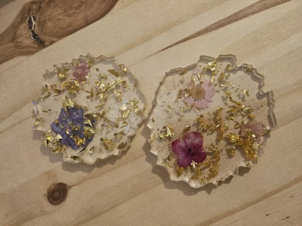 duo de dessous de verre fleuri feuille dorée en résine epoxy