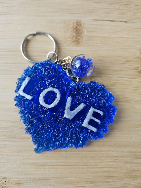 Porte clé coeur love détail rose bleu et argenté en résine epoxy