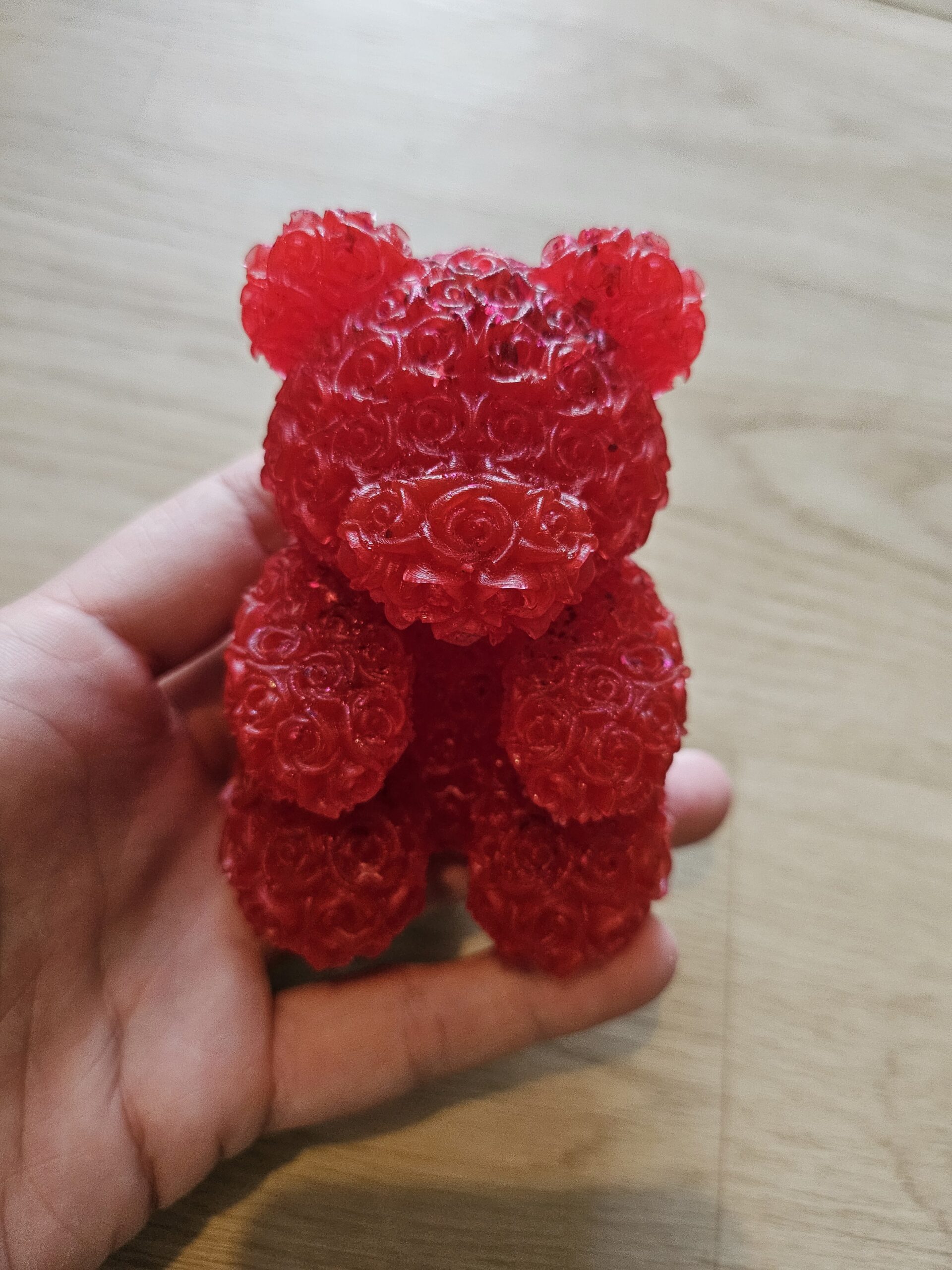 figurine nounours rouge en résine epoxy