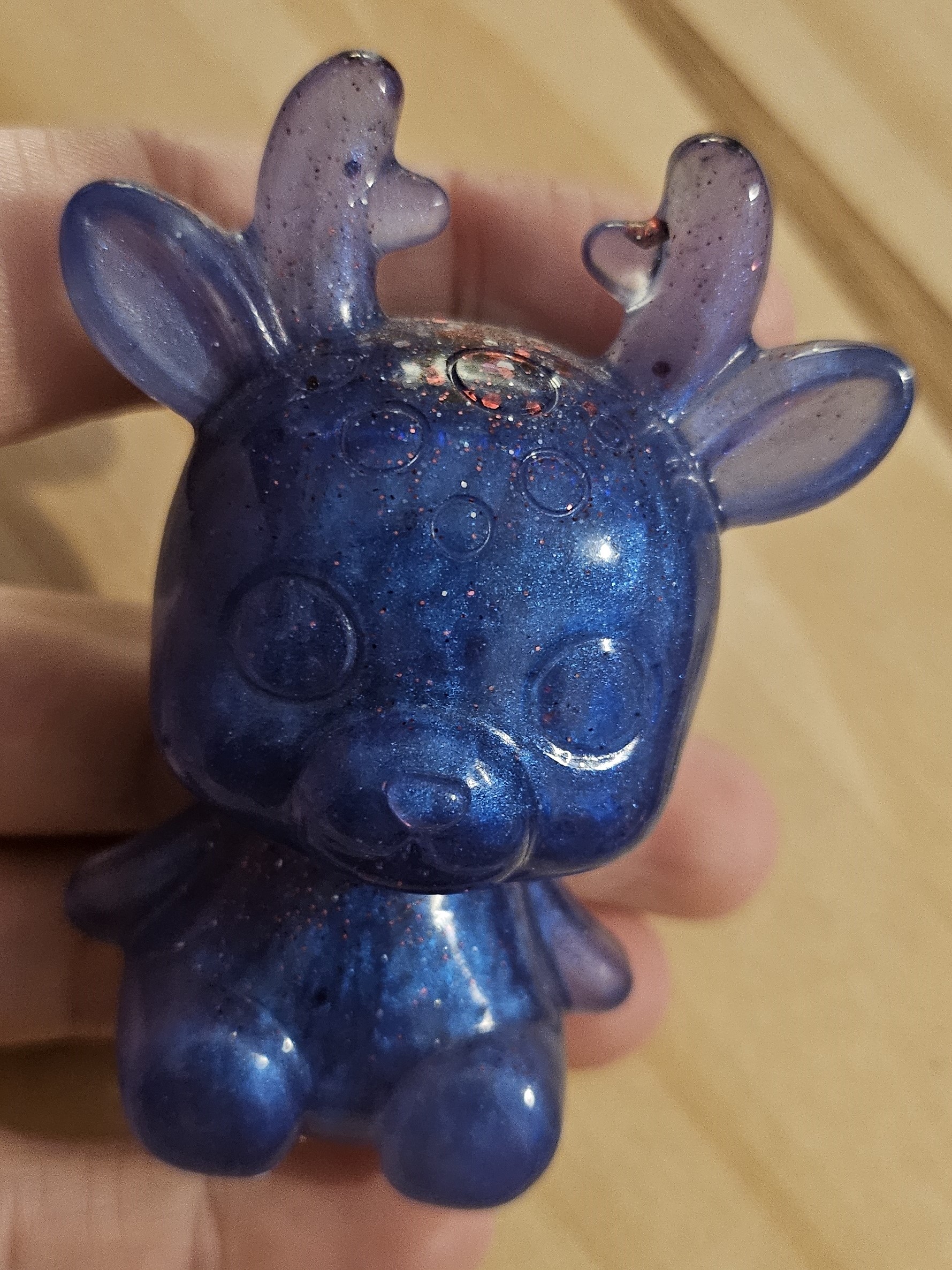 figurine biche bleue paillette bordeau en résine epoxy