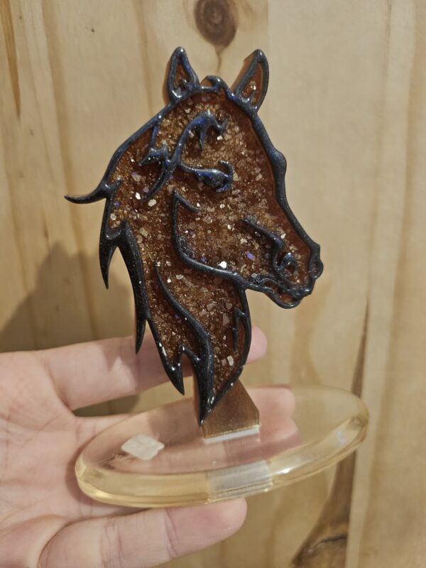 figurine cheval effet diamant marron et noir sur socle en résine epoxy