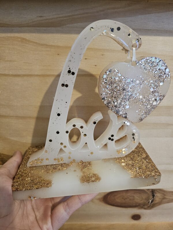 Love sur socle blanc paillette marron en résine epoxy