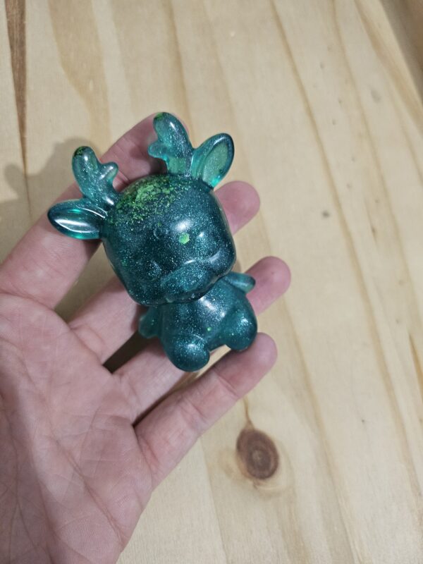 Figurine biche verte pailletté en résine epoxy