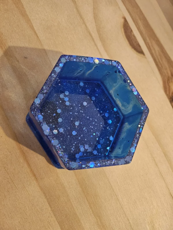 Pot hexagonale bleu pailletté en résine epoxy