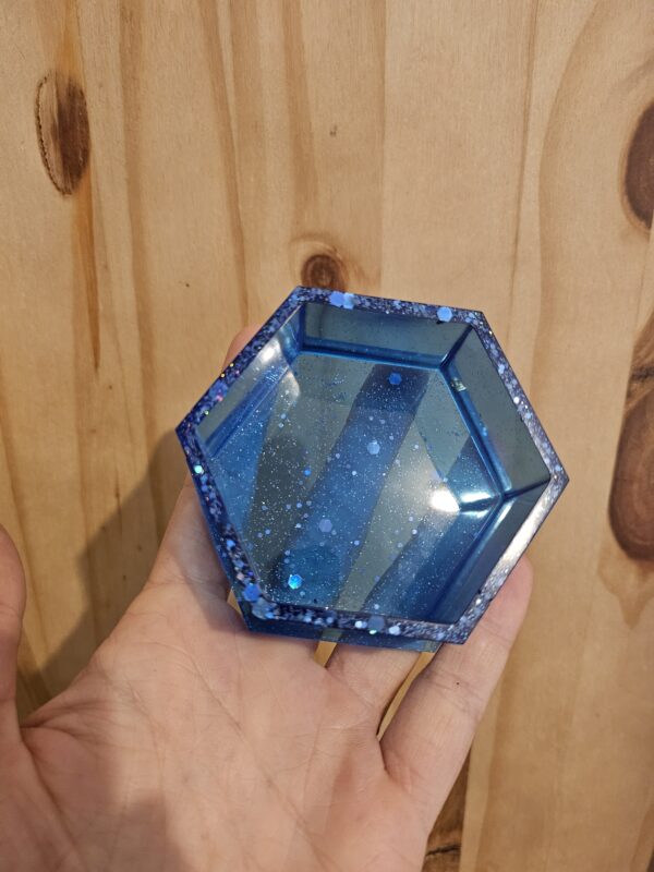 Pot hexagonale bleu pailletté en résine epoxy