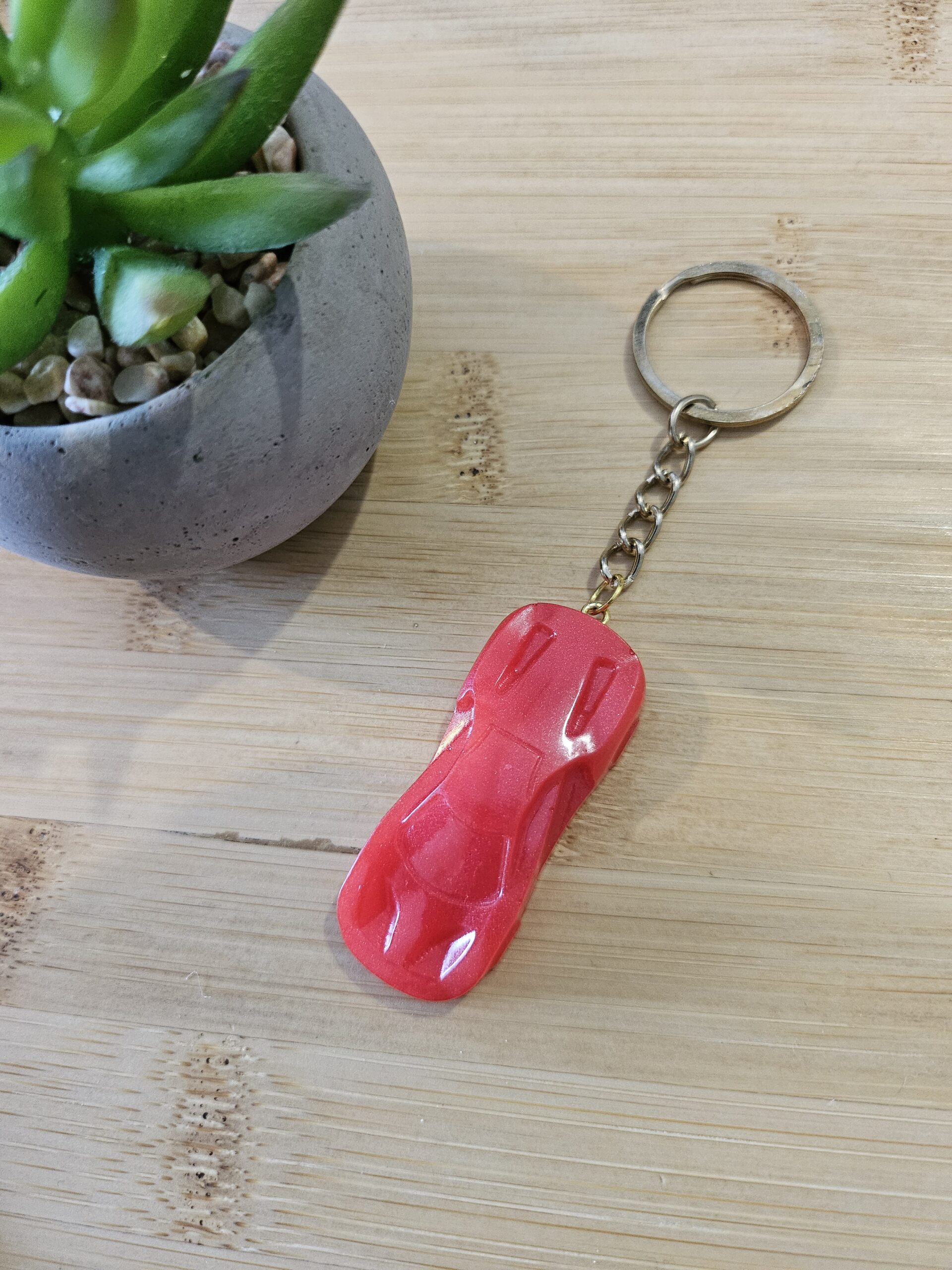 Porte clé voiture rouge en résine epoxy