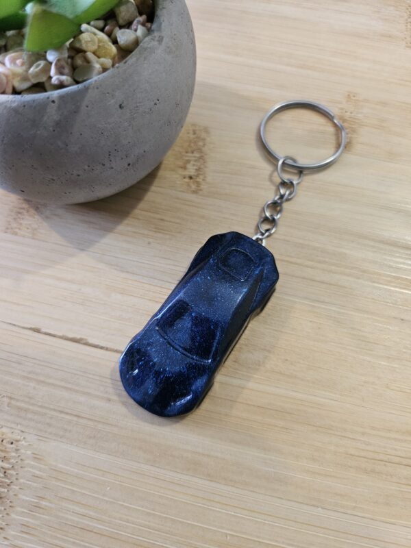 Porte clé voiture noir bleu en résine epoxy