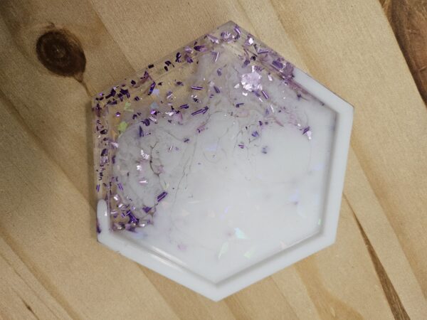 Vide poche hexagonale blanc feuille violet en résine epoxy