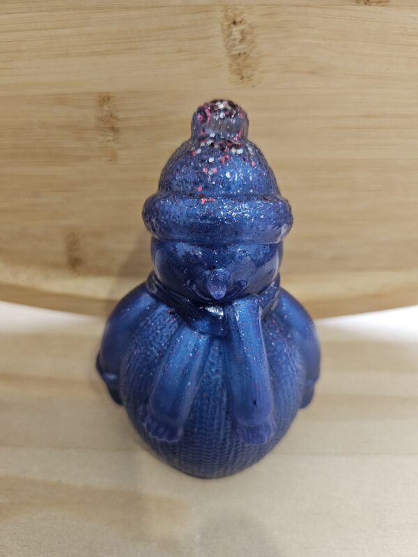 figurine bonhomme de neige bleu paillette bordeau en résine epoxy