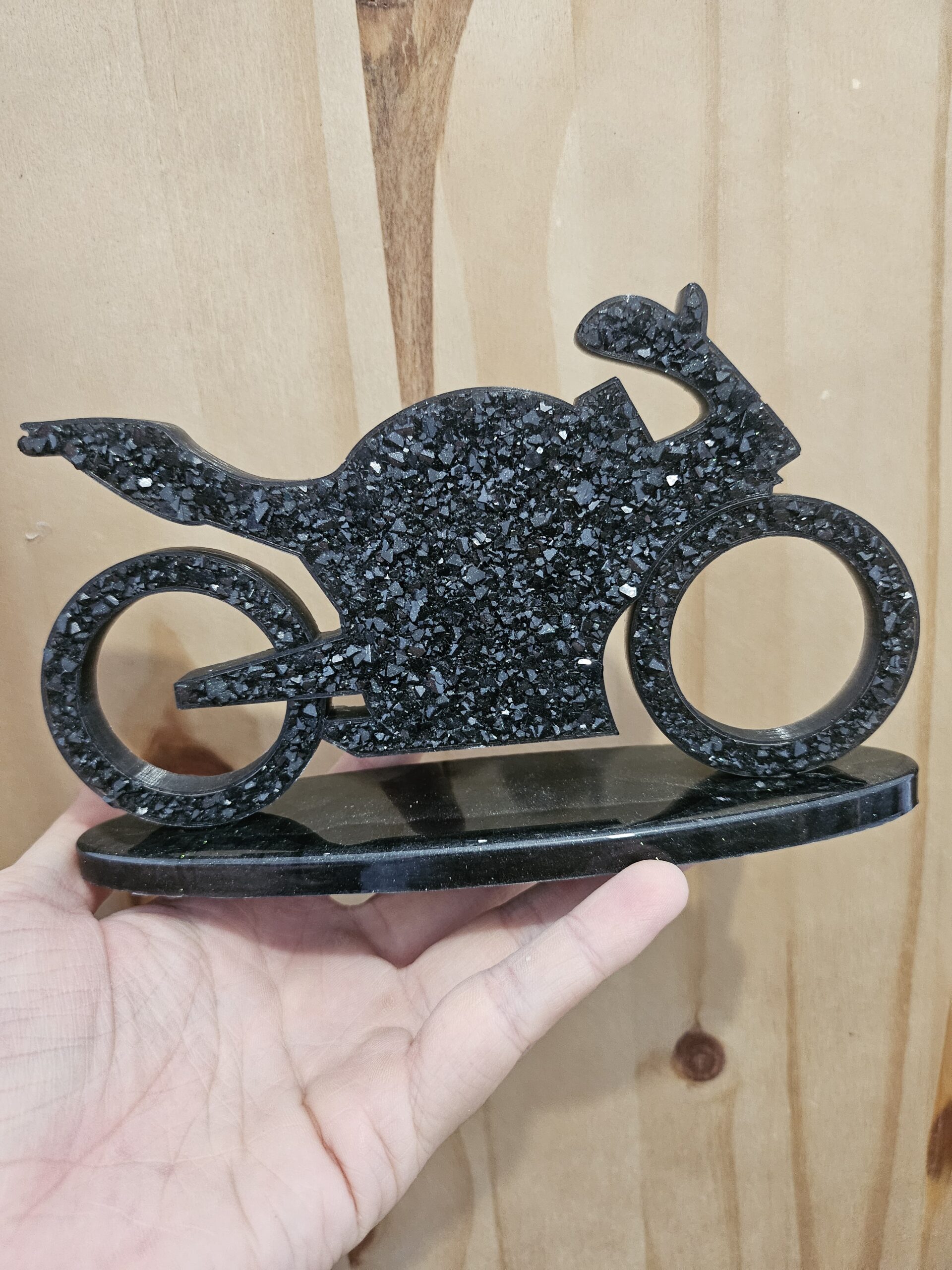 Moto diamant sur socle noir en résine epoxy